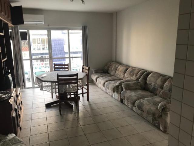 sala de estar con sofá grande y mesa en Cons das FLORES, en Florianópolis