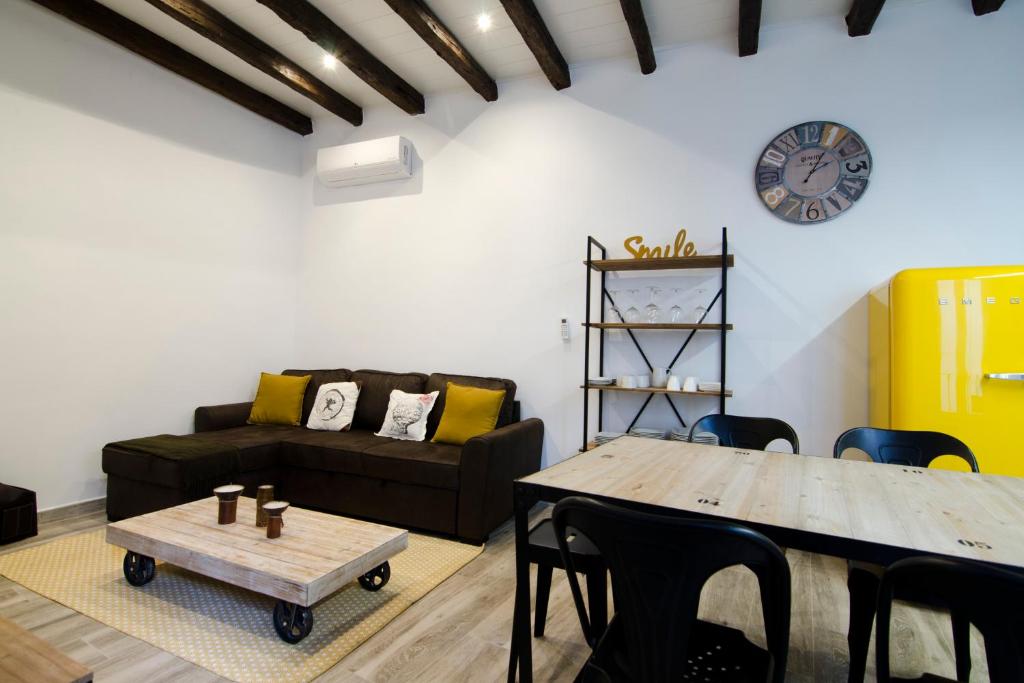 A seating area at Luminoso familiar- 2D 2B- Cava Alta
