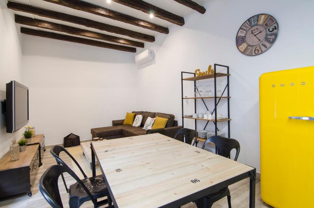 A seating area at Luminoso familiar- 2D 2B- Cava Alta