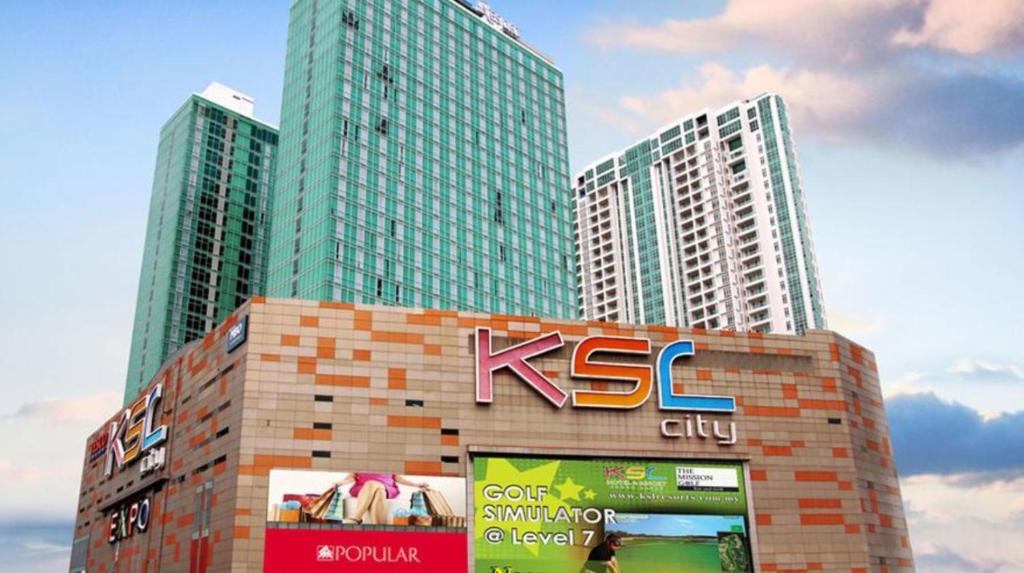 una città di ktec con edifici alti sullo sfondo di KSL City Mall D'esplanade By Summer a Johor Bahru