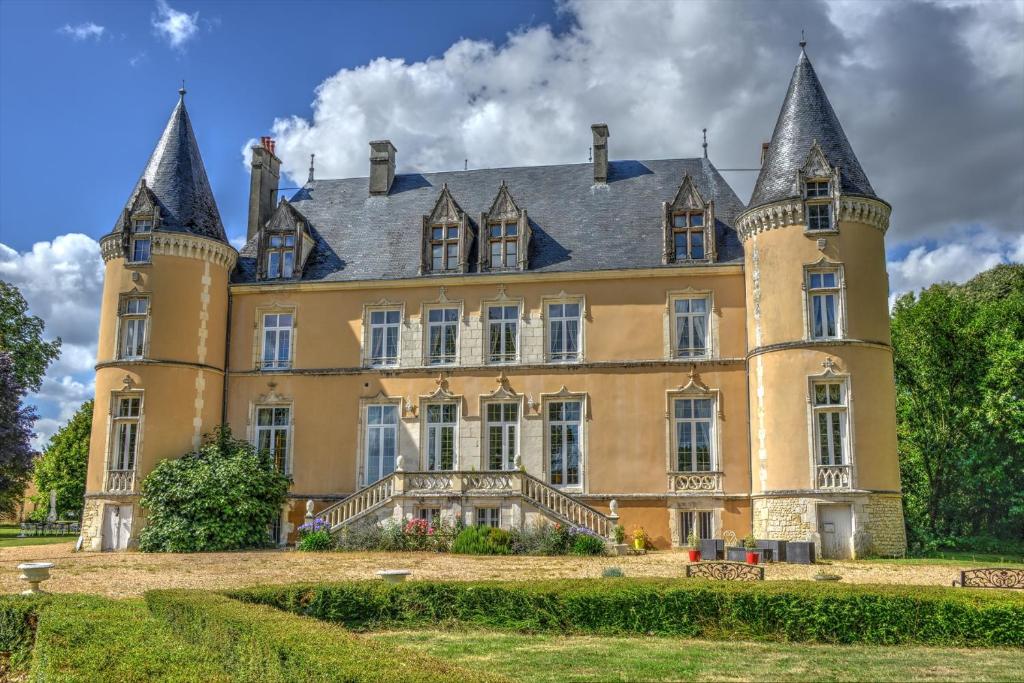 un antiguo castillo con una escalera delante de él en Château De Blavou Normandie en Saint-Denis-sur-Huisne