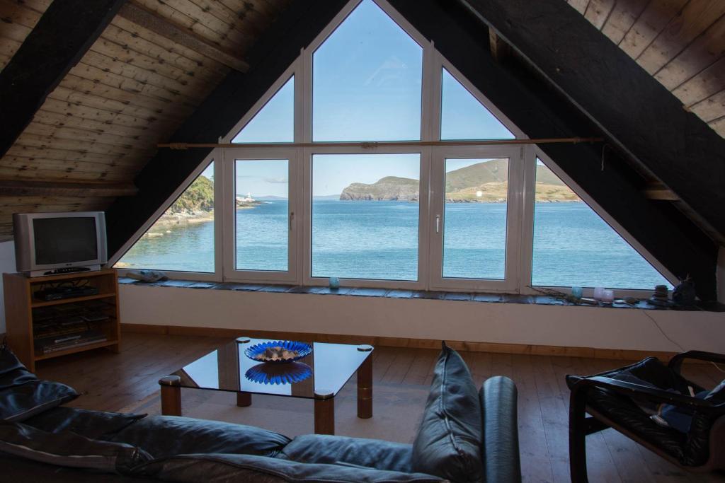 ヴァレンティア島にあるBoat House on the Beachの海の景色を望むリビングルーム