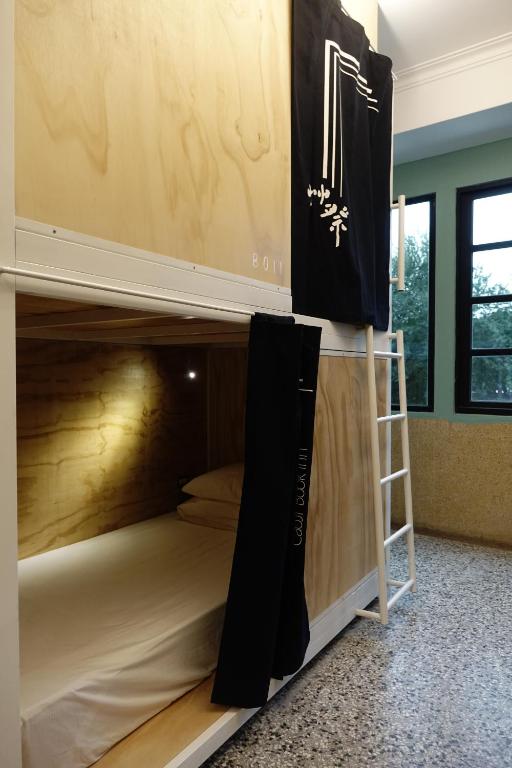 Postel nebo postele na pokoji v ubytování Cao Ji Book Inn Hostel