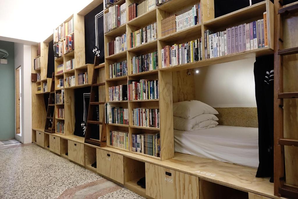 Knihovna v hostelu