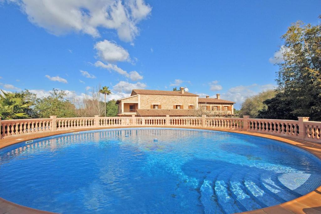 una gran piscina frente a una casa en Villa Cantonera, en Algaida