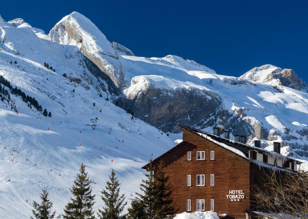 Nespecifikovaný výhled na hory nebo výhled na hory při pohledu z hotelu