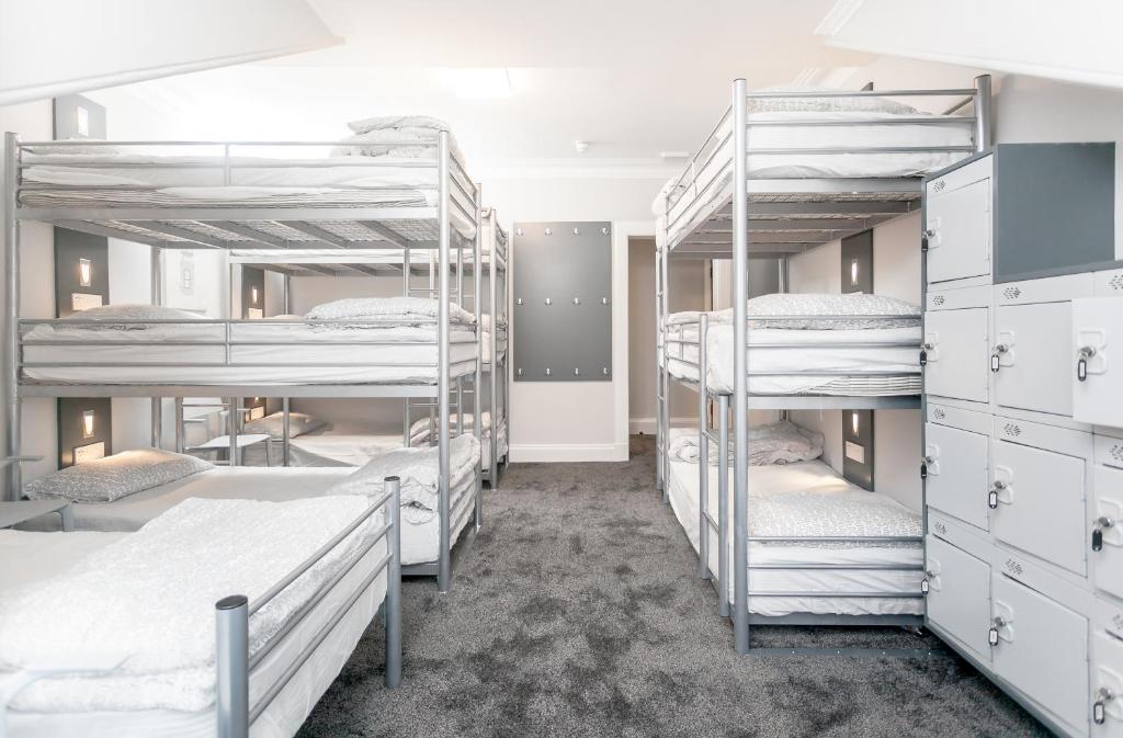 Postel nebo postele na pokoji v ubytování West End Hotel
