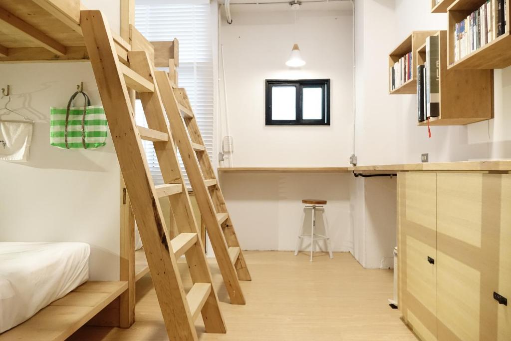 Postel nebo postele na pokoji v ubytování Cao Ji Book Inn Hostel