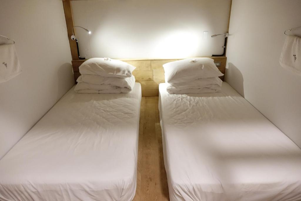 Postel nebo postele na pokoji v ubytování Cao Ji Book Inn Hostel