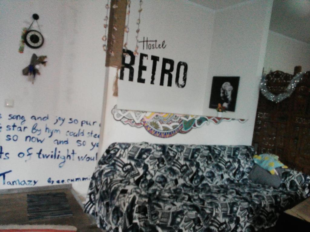 Un dormitorio con una cama y una pared con la palabra nerro en Hostel Retro, en Batumi