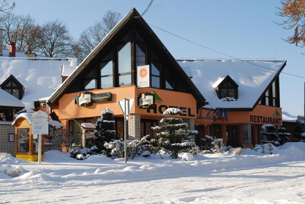 budynek z śniegiem na ziemi przed nim w obiekcie Hotel Bohemia we Franciszkowych Łaźniach