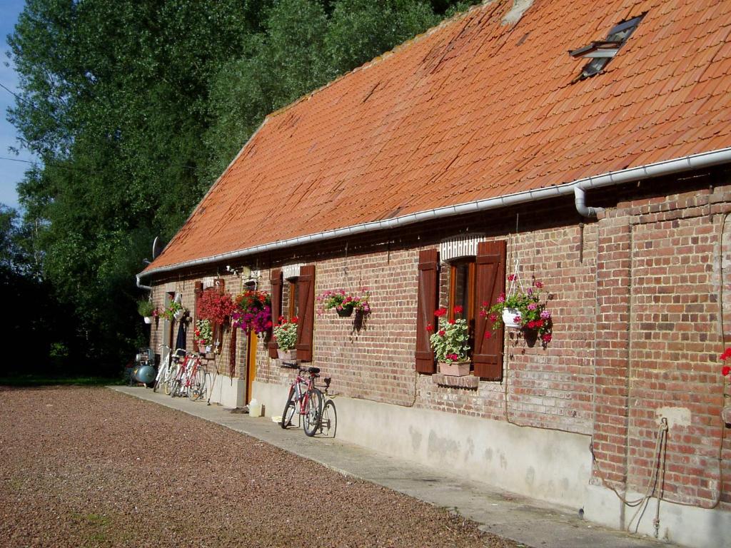 ein Backsteingebäude mit Fahrrädern, die draußen geparkt sind in der Unterkunft ferme de Méraville in Nielles-lès-Ardres