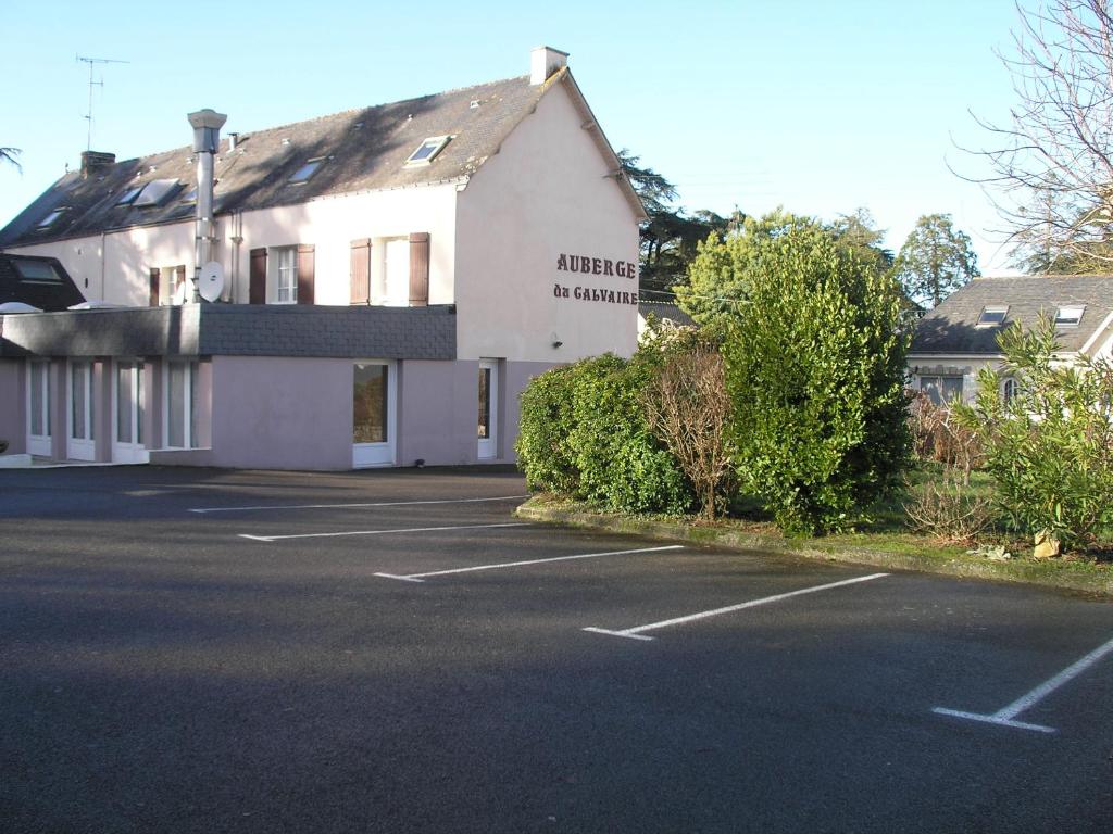 un bâtiment avec un parking en face de celui-ci dans l'établissement Auberge du Calvaire, à Pontchâteau