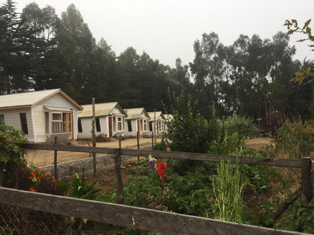 una fila de casas en un jardín en Hecmar 2, en Pichilemu