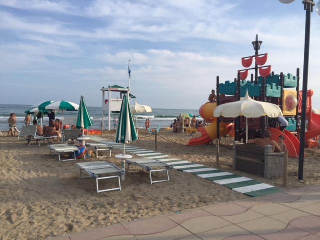 リド・ディ・イエゾロにあるCasa Pinetaのビーチの遊び場(ウォーターパーク付)