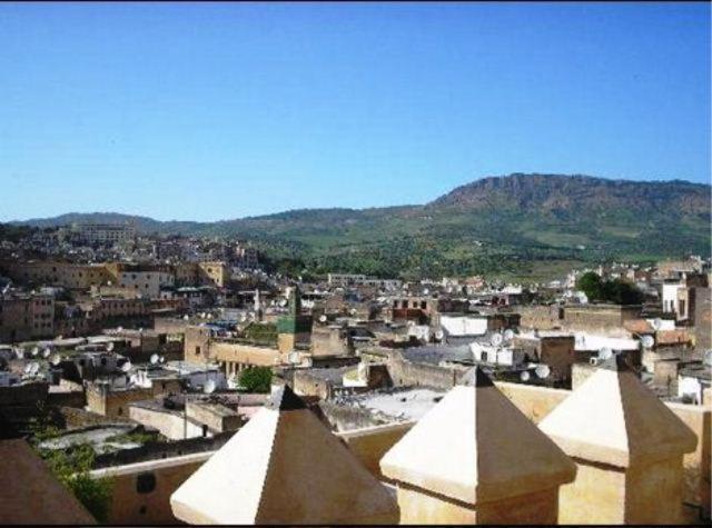 widok na miasto z budynkami i górami w obiekcie Dar Melody w Fezie