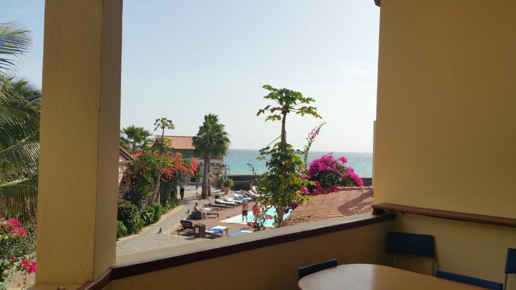 una ventana con vistas a la playa de un complejo en Porto Antigo Three Bed Apartment with Sea View, en Santa Maria