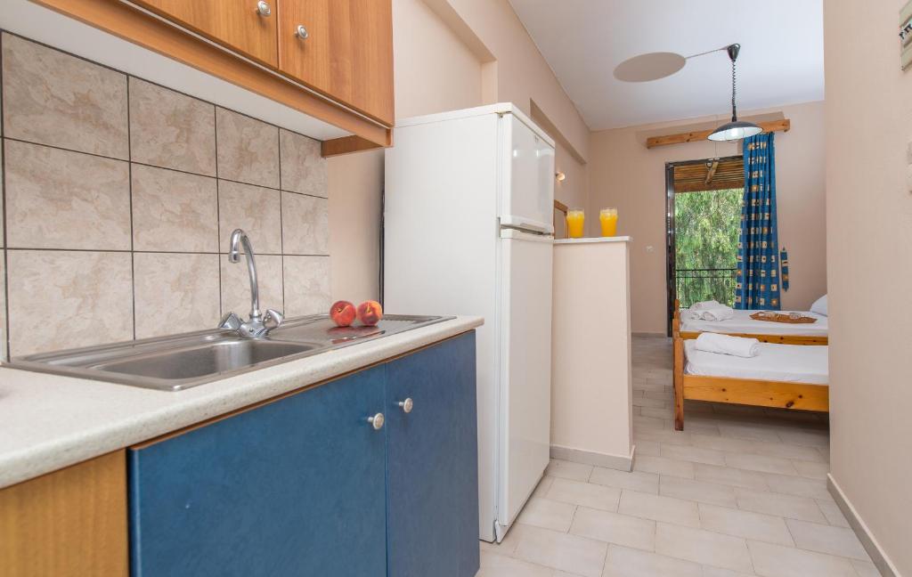 Helen & Theo Studios - 4