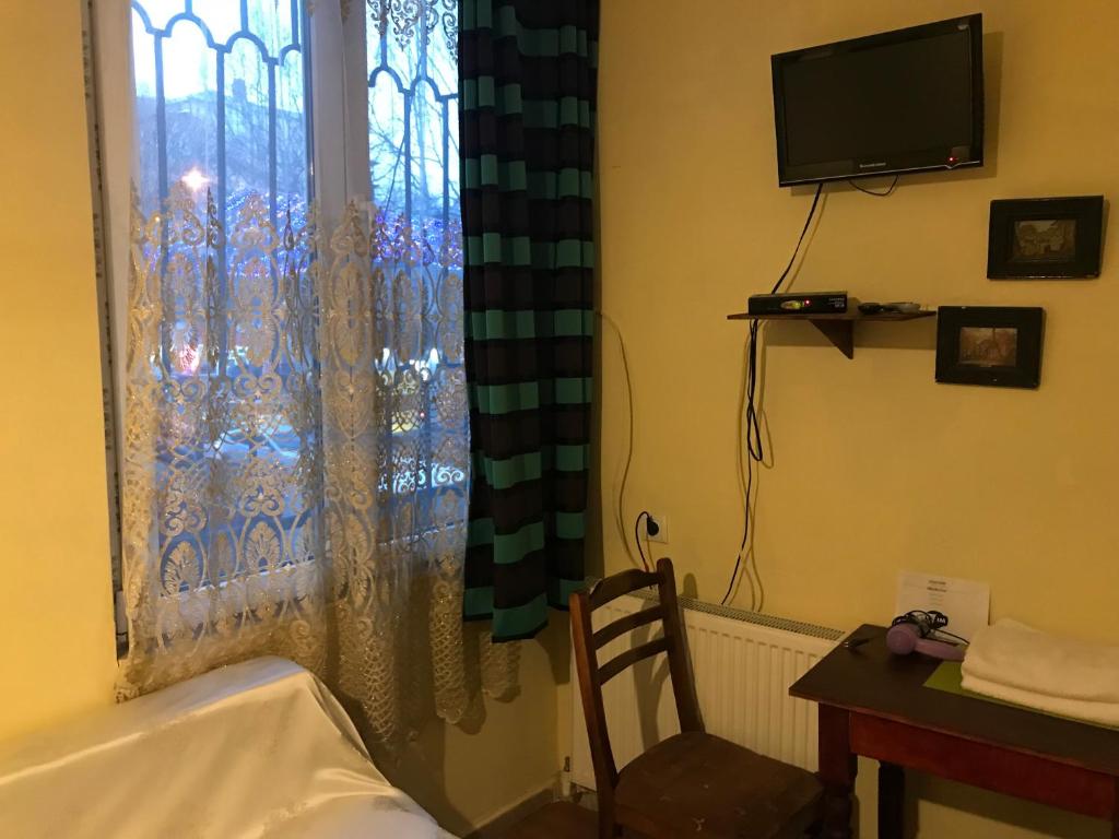 TV a/nebo společenská místnost v ubytování Gutsa Artists Mini-Hotel