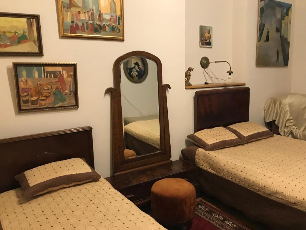 Postel nebo postele na pokoji v ubytování Gutsa Artists Mini-Hotel