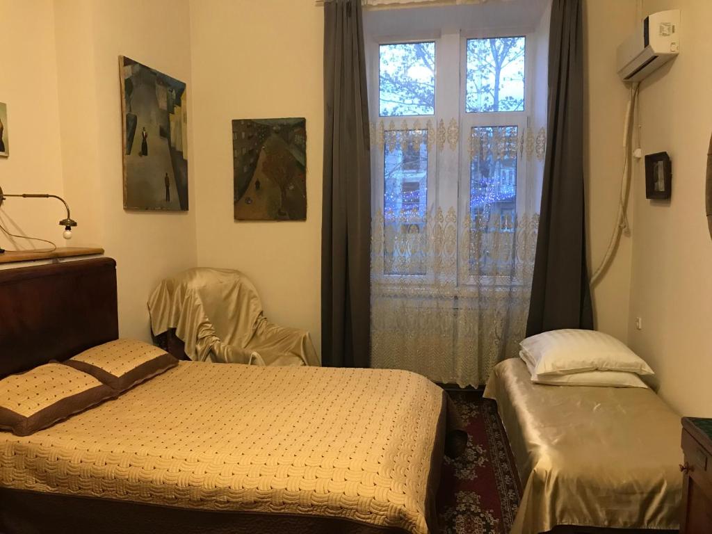 Postel nebo postele na pokoji v ubytování Gutsa Artists Mini-Hotel