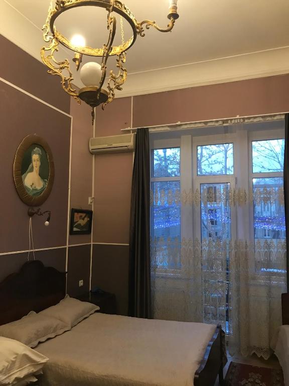 Postel nebo postele na pokoji v ubytování Gutsa Artists Mini-Hotel