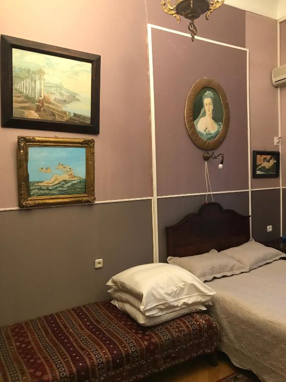 Postel nebo postele na pokoji v ubytování Gutsa Artists Mini-Hotel