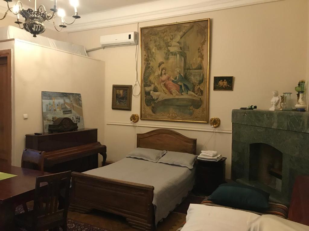Postel nebo postele na pokoji v ubytování Gutsa Artists Mini-Hotel