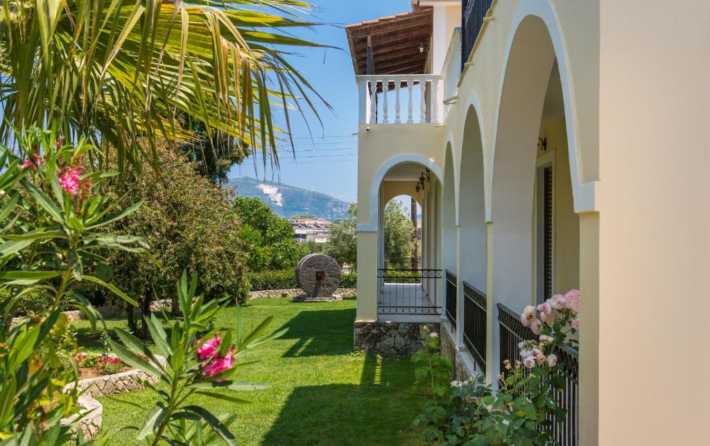 Helen & Theo Studios - 18