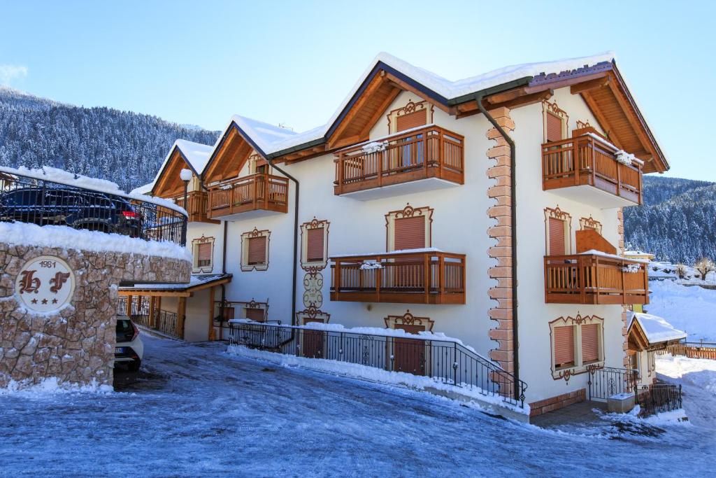 Nespecifikovaný výhled na hory nebo výhled na hory při pohledu z hotelu