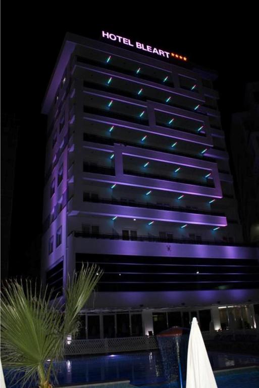 Bazén v ubytování Hotel Bleart nebo v jeho okolí