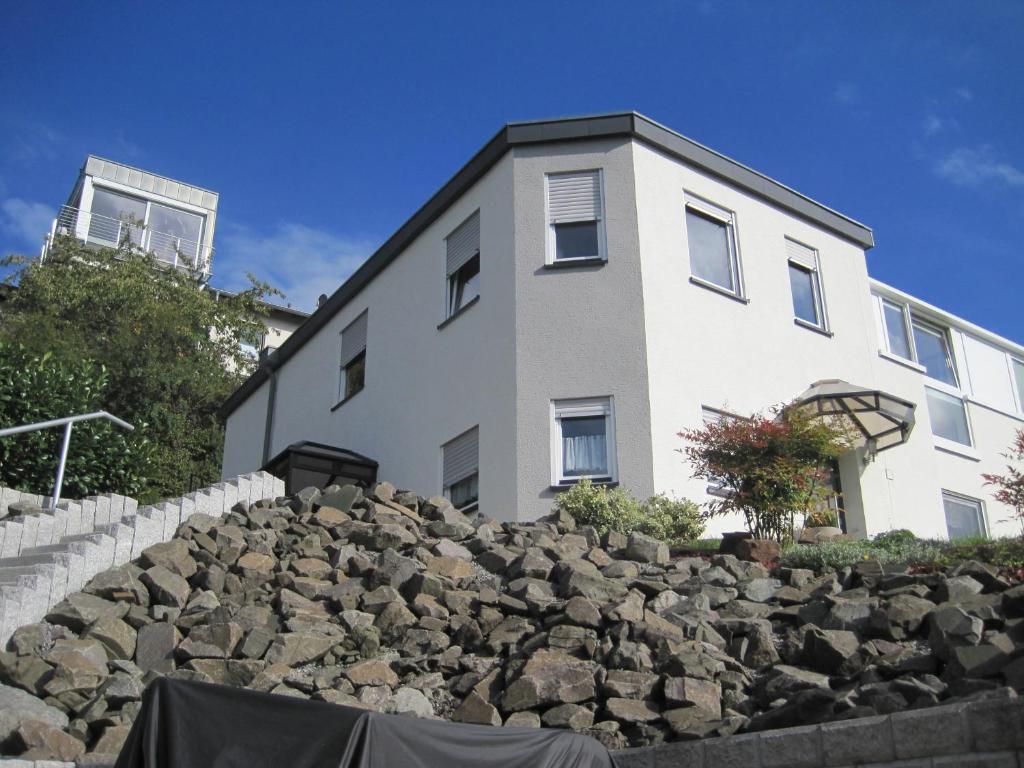 un montón de rocas delante de un edificio en Lorth´s Inn Ferienwohnung, en Kleinblittersdorf