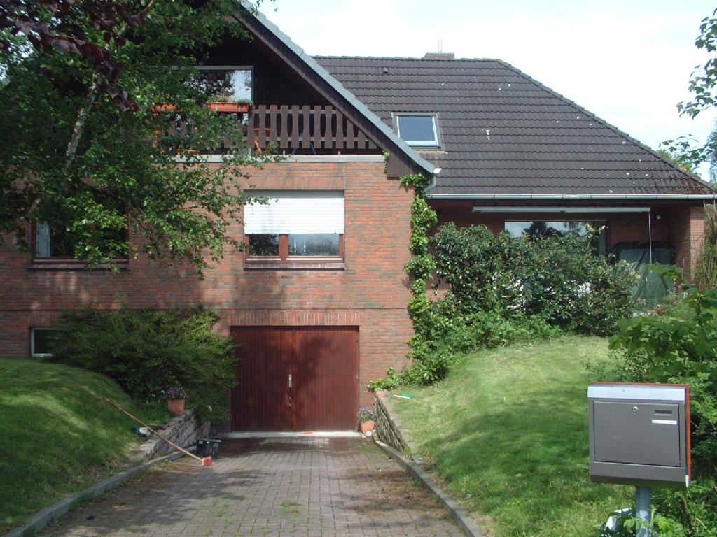 ein Backsteinhaus mit Garage davor in der Unterkunft Apartment Scharhörn in Otterndorf