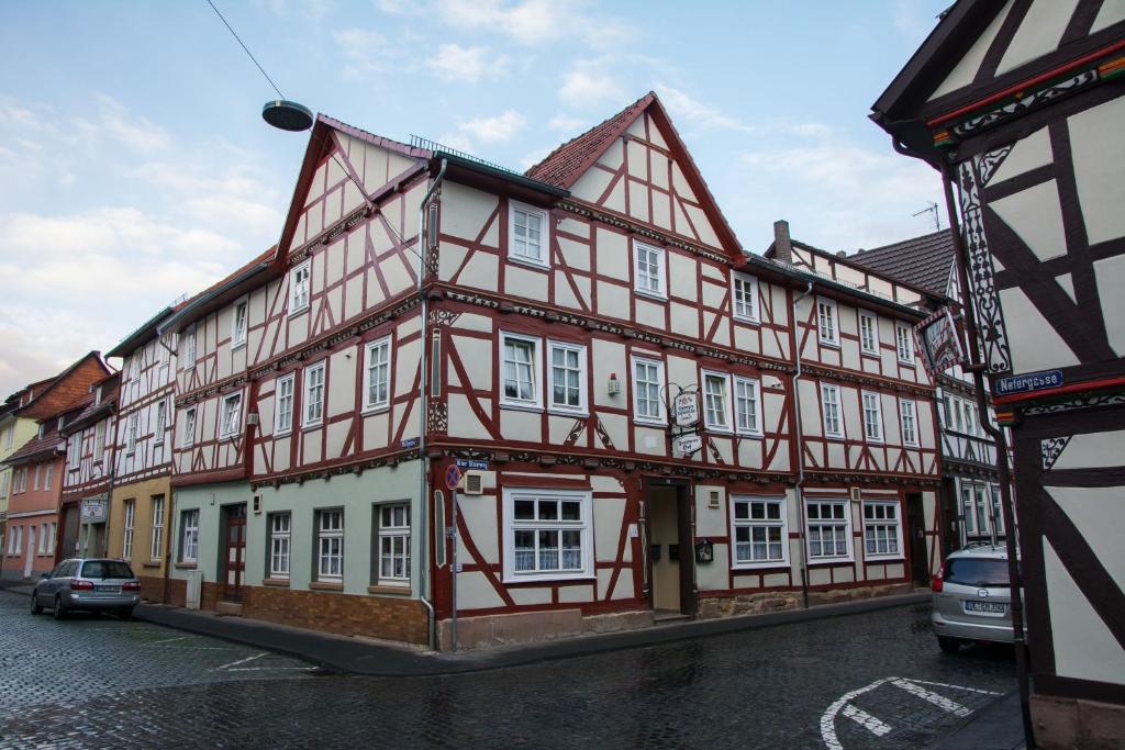 een groot gebouw met rood en wit bij Altstadthotel garni Frankfurter Hof in Eschwege
