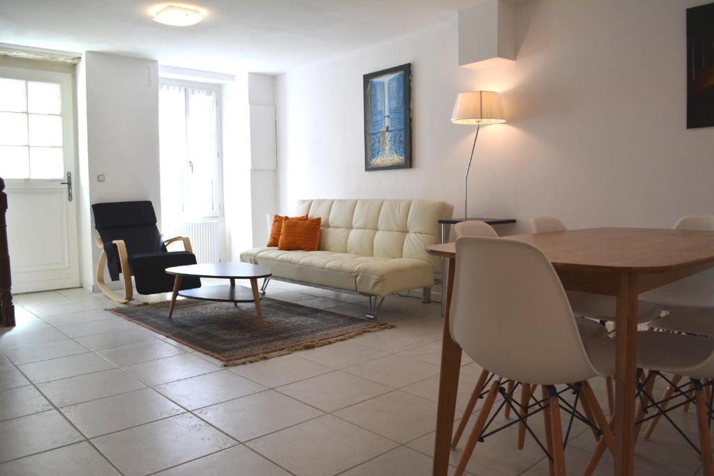 Cottage at 7 - Housity