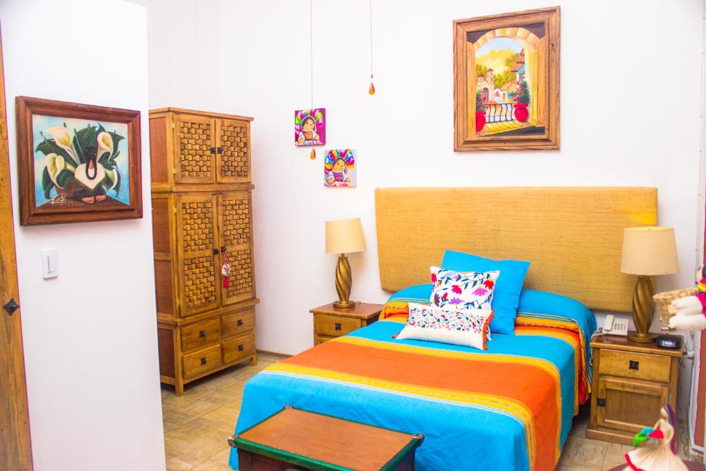Postel nebo postele na pokoji v ubytování Casona Tlaquepaque Temazcal & Spa