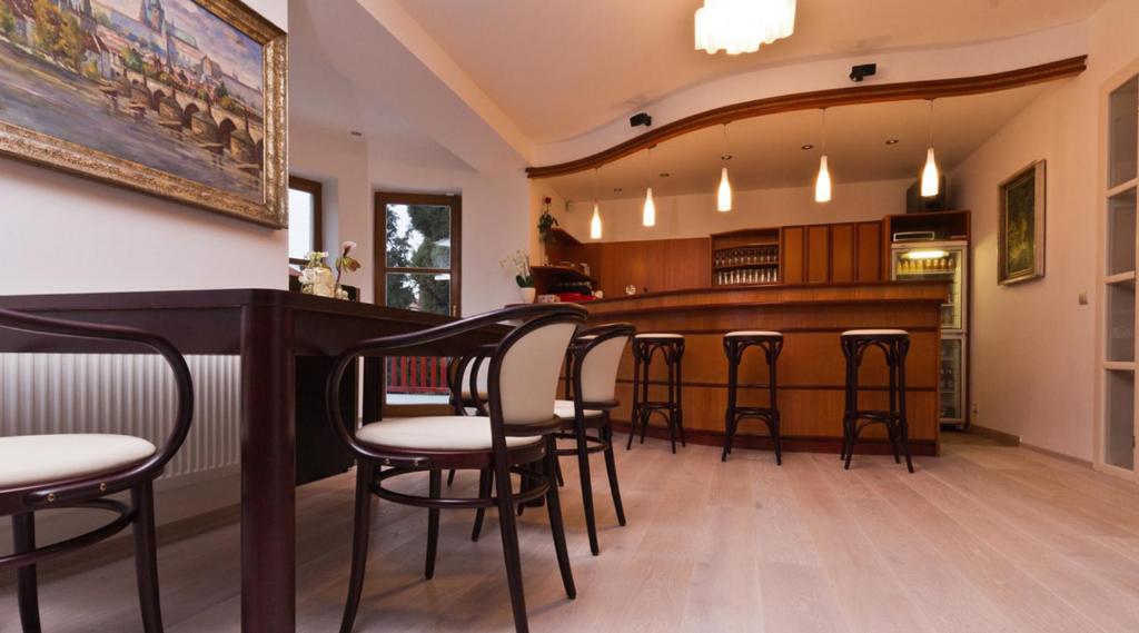 un bar con sillas y una barra en una habitación en Residence Arx & Wellness, en Chrudim