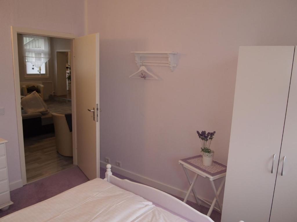ザンクト・アンドレーアスベルクにあるFerienwohnung Elaのベッドルーム(ベッド1台、テーブル、鏡付)