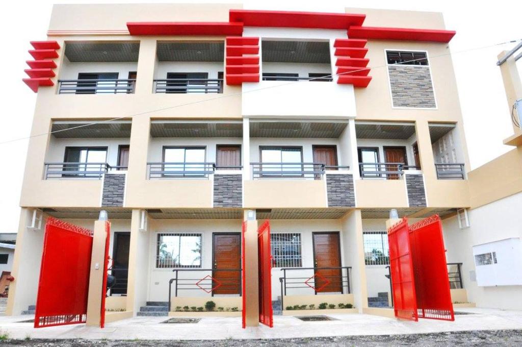 un revestimiento de un edificio con puertas rojas en JDL Residences Hostel, en Legazpi