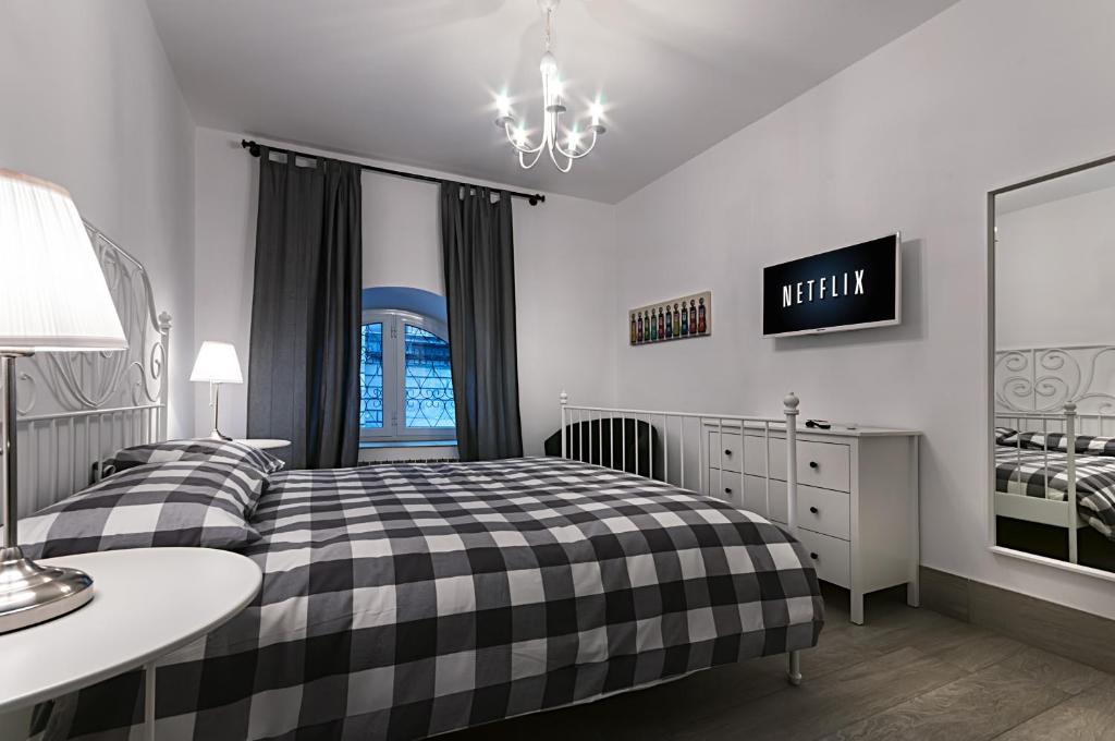 una camera con letto, tavolo e specchio di Chiatamone Seaside Suite a Napoli