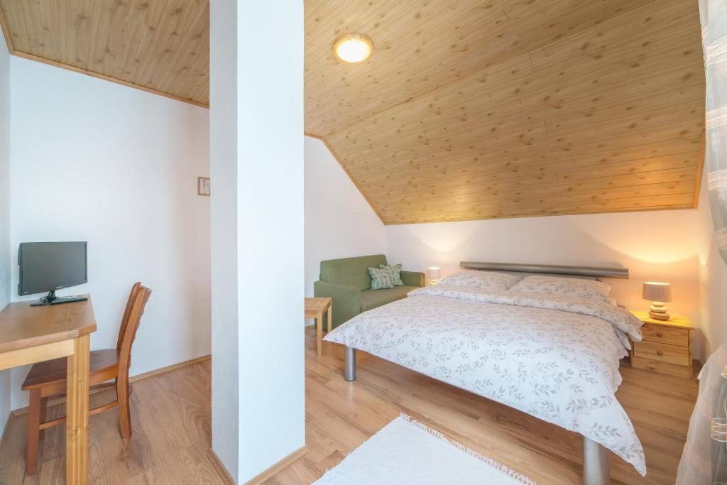 A bed or beds in a room at Chata Radiva