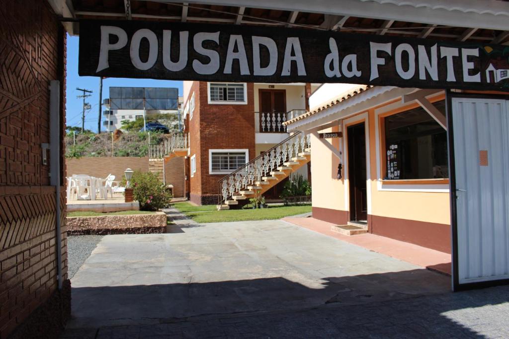 a building with a sign that reads poulada de forge at Pousada da Fonte in Serra Negra
