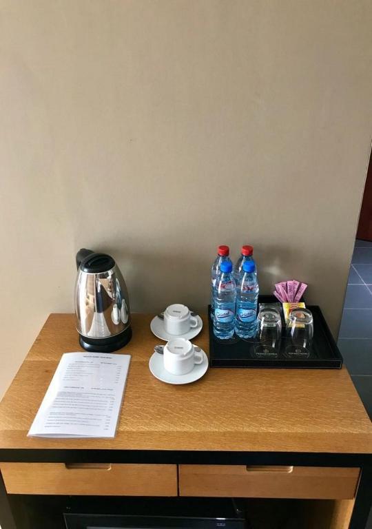 Příslušenství pro přípravu čaje a kávy v ubytování Pefaco Hotel Maya Maya