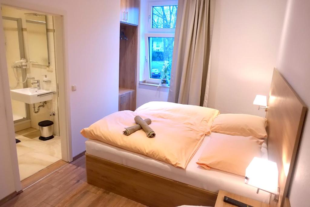 Un dormitorio con una cama con un osito de peluche. en Gasthof & Restaurant "Am Kreuz", en Essen