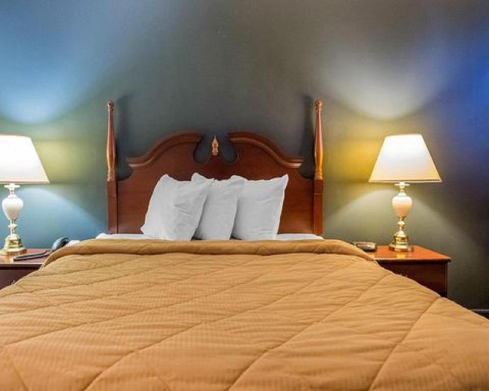 Postel nebo postele na pokoji v ubytování Econo Lodge