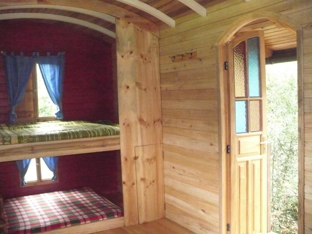 Postel nebo postele na pokoji v ubytování Hosteria La Roulotte - Mindo