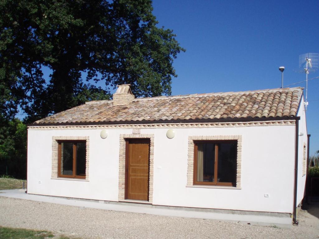 a small white house with a tiled roof at La Capanna in Francavilla al Mare