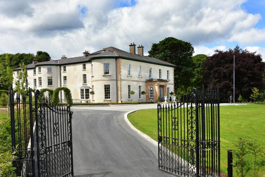 una entrada a una gran casa blanca con entrada en Rockhill House en Letterkenny