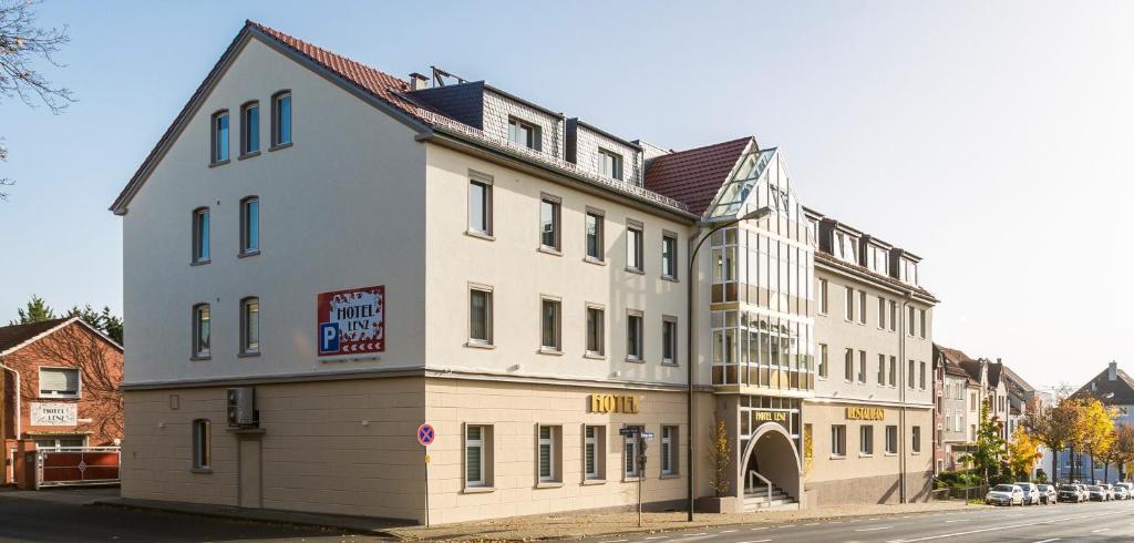 a large white building on the corner of a street at Hotel Lenz in Fulda