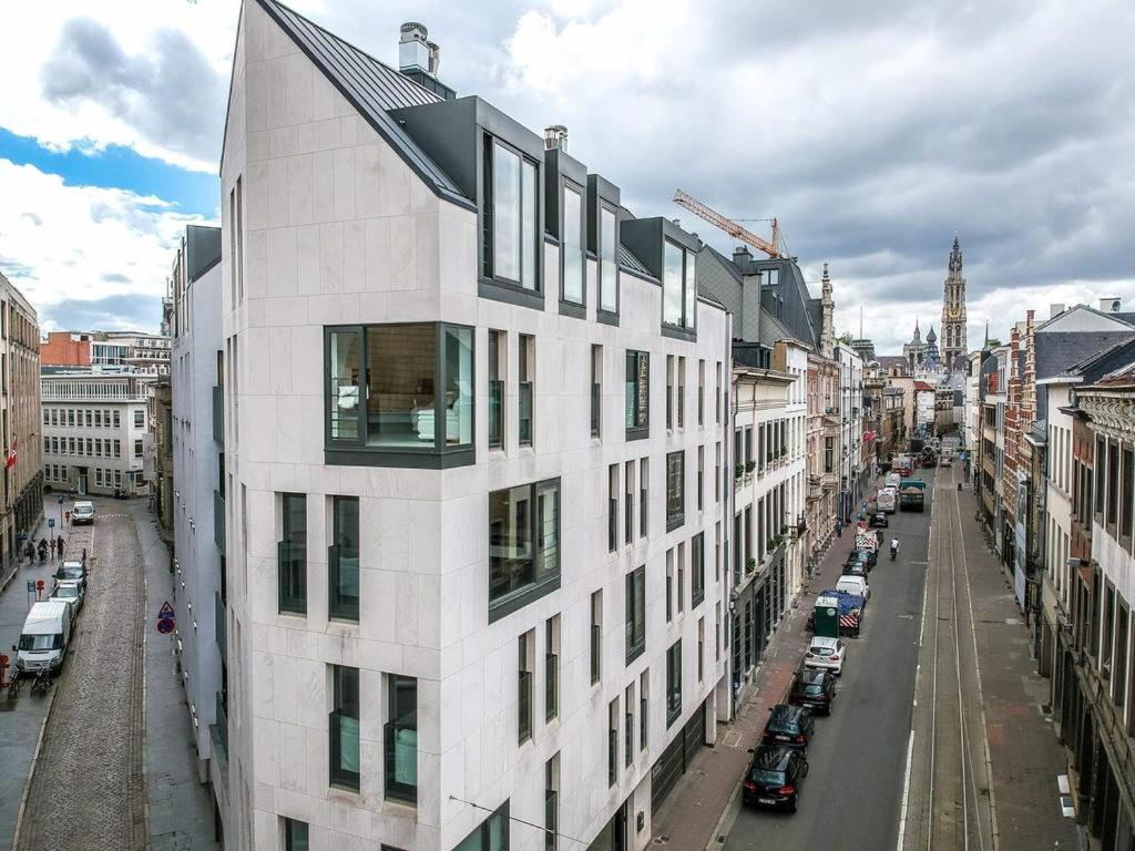 un alto edificio bianco con finestre su una strada cittadina di BnB Antwerp Centrum ad Anversa